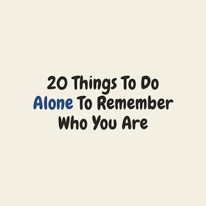 Peut inclure: Une impression graphique sur fond crème clair présentant le texte noir 20 Things To Do, le texte bleu Alone, et le texte noir To Remember Who You Are, le tout écrit dans une police sans empattement arrondie et grasse centrée sur la page.