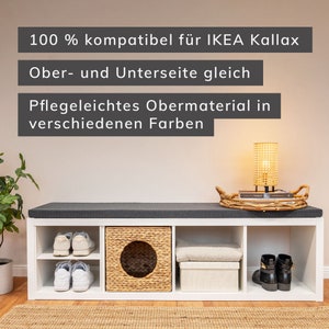 Frontalansicht von einem liegenden, weißen, 4 Fach breiten Ikea Kallax Regal, auf dem eine Sitzauflage in anthrazit liegt. Das Regal ist mit einem Katzenkorb und Schuhen gefüllt.