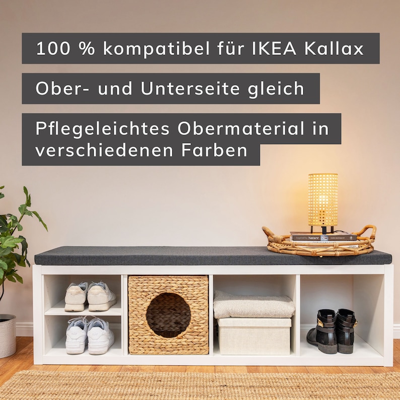 Frontalansicht von einem liegenden, weißen, 4 Fach breiten Ikea Kallax Regal, auf dem eine Sitzauflage in anthrazit liegt. Das Regal ist mit einem Katzenkorb und Schuhen gefüllt.