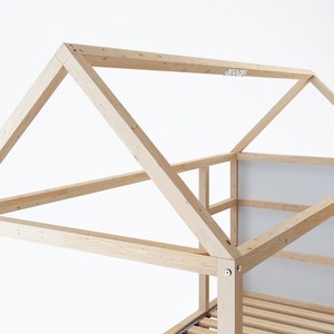 Ein Dachgestell aus Holz für das Ikea KuraHausbett.