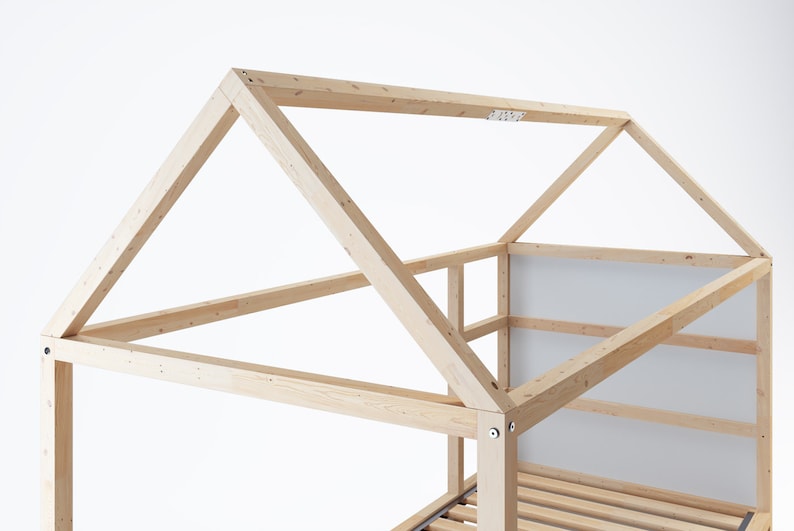 Ein Dachgestell aus Holz für das Ikea KuraHausbett.
