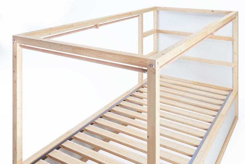 Das Gerüst von einem Ikea Kura Bett, das mit einer Stange für Vorhänge ergänzt wurde.