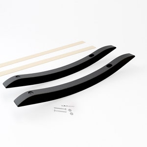 Einzelansicht von Schaukelstuhlkufen aus schwarz lackiertem Holz und entsprechendes Montagematerial für einen Ikea Strandmon Schaukelstuhl.