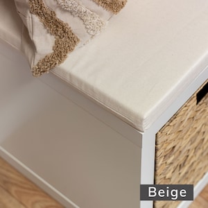 Detailansicht von einem Kallax Sitzpolster in beige. Die Sitzauflage liegt auf einem weißen Ikea Kallax Regal.