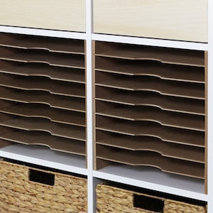 2 Regalfächer in einem Ikea Kallax Regal sind mit jeweils einem Fachteiler Einsatz gefüllt, der zusätzlich 8 Böden bietet. Die Fächer sind leer.