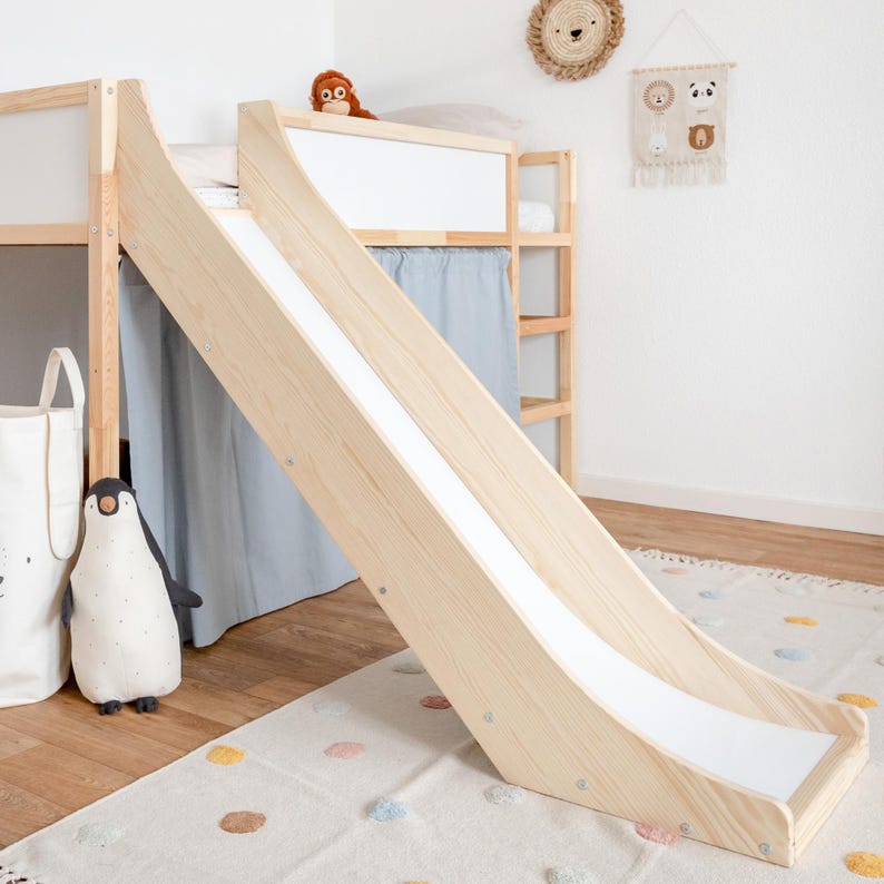 Eine Indoor Rutsche, die an das IKEA Kura Kinderbett montiert wurde.