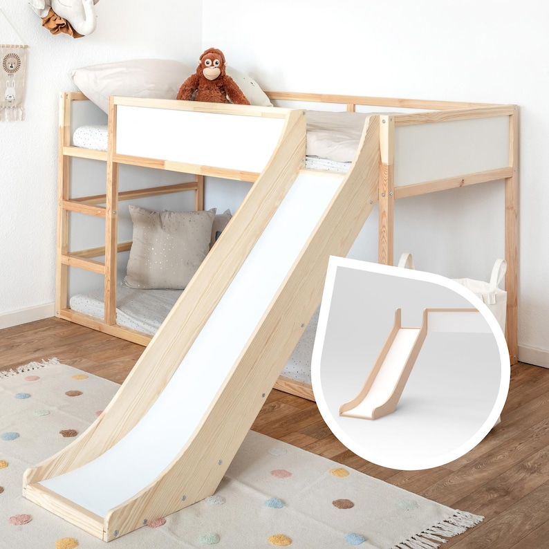 Auf dem Bild ist das Kinder Hochbett Kura von IKEA zu sehen. An das Kura Bett ist seitlich eine Rutsche montiert.