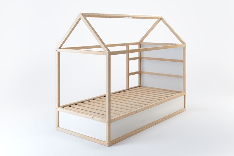 Einzelansicht von einem Kura Bett von Ikea mit einem passgenauen Dachstuhl.