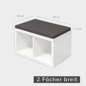 Einzelansicht von einem liegenden, 2 Fach breiten Ikea Kallax Regal in weiß, auf dem eine Sitzauflage in anthrazit draufliegt. Zudem sind noch die Maße des Sitzpolsters zu sehen.