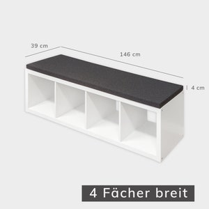 Einzelansicht von einem liegenden, 4 Fach breiten Ikea Kallax Regal in weiß, auf dem eine Sitzauflage in anthrazit draufliegt. Zudem sind noch die Maße des Sitzpolsters zu sehen.