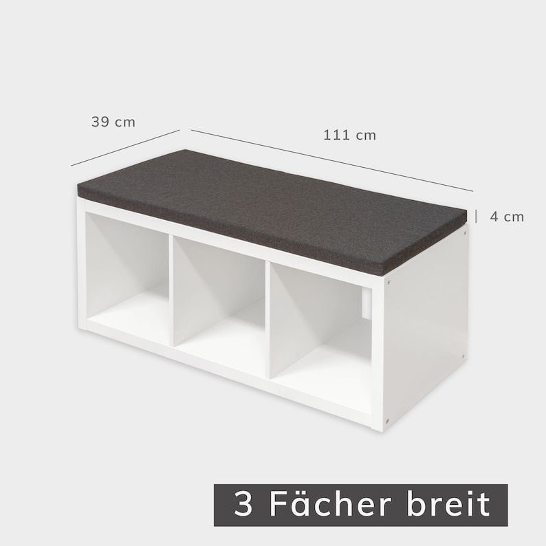 Einzelansicht von einem liegenden, 3 Fach breiten Ikea Kallax Regal in weiß, auf dem eine Sitzauflage in anthrazit draufliegt. Zudem sind noch die Maße des Sitzpolsters zu sehen.