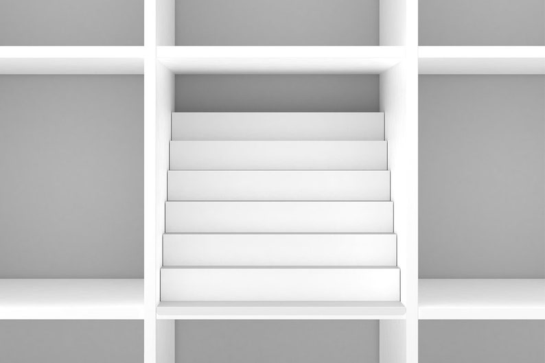 Frontalansicht von einem weißen Tonie Figuren Einsatz mit 7 Stufen für ein Ikea Kallax Regal.