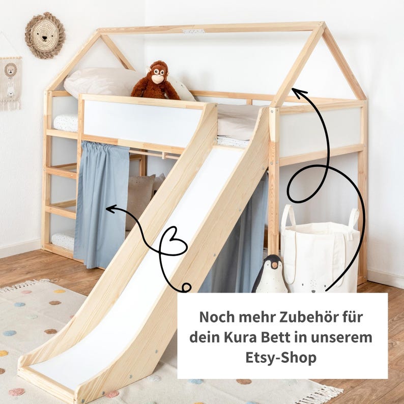 Ein Kinderzimmer mit Kura Hochbett  und Rutsche. Außerdem ist der Verweis zu lesen, dass man noch mehr Kura Bett Zubehör in unserem Etsy Shop findet.