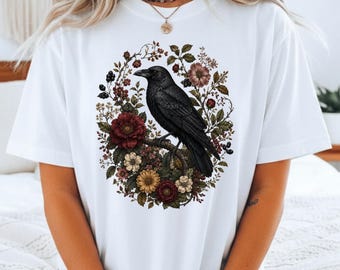 Raven Comfort Colors-skjorta, gotisk botanisk kråktröja, mörk cottagecore blommig fågelgrafik-t-shirt