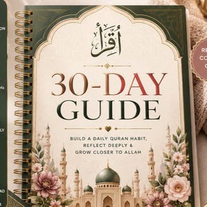 Könnte beinhalten: Ein spiralgebundenes Journal mit dem Titel Quran Journey 30-Day Guide, cremefarbenem Einband, Moschee-Illustration, Blumenmotiven und arabischer Kalligrafie. Der Text enthält Reflect, Connect, Grow sowie Informationen zu täglichen Quran-Gewohnheiten.