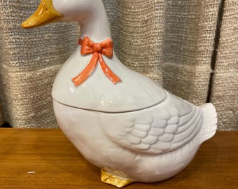 Tarro antiguo de cerámica con forma de pato para galletas.