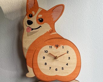 Reloj de pared artesanal de madera de tilo con forma de perro y péndulo silencioso.