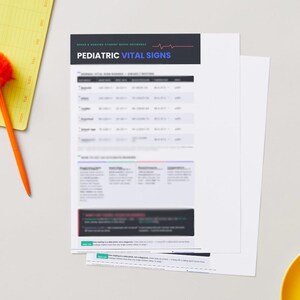 Può includere: Un foglio di riferimento bianco intitolato PEDIATRIC VITAL SIGNS con un'intestazione scura e una tabella di dati medici. Il documento include sezioni su come ottenere letture accurate e note sui segni vitali, accompagnato da una penna arancione con pon-pon.