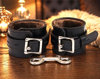 Handledsbojor i äkta läder, 2-delat läderfäste med koppling, justerbara vadderade bondagebojor