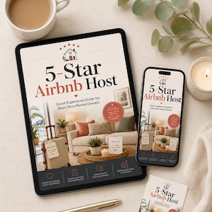以下が含まれることがあります： タブレットとスマートフォンに表示された短期賃貸オーナー向け5-Star Airbnb Hostゲスト体験ガイド。リビングルームとスーツケースの表紙画像、印刷されたカード、金色のペン、コーヒーカップ、キャンドルが配置されています。