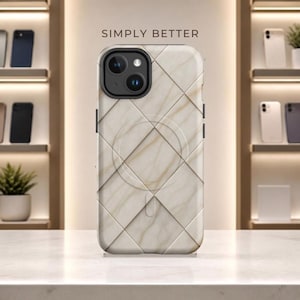 Op de afbeelding: Een smartphonehoesje met een beige en wit marmerpatroon in een ruitvormig rasterontwerp. Het hoesje heeft een zwarte cameramodule-uitsparing en een cirkelvormige MagSafe-uitlijnring op de achterkant. De tekst SIMPLY BETTER staat erboven.