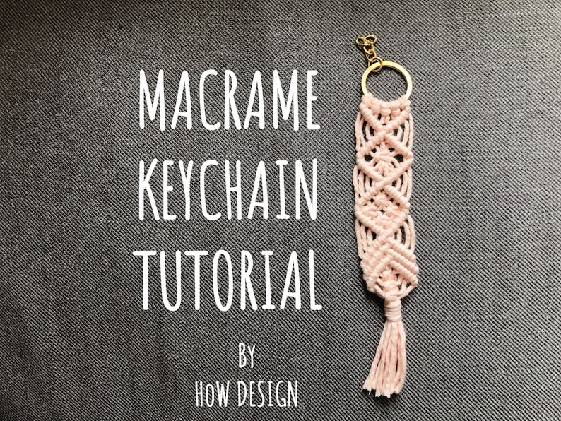 K&ouml;nnte beinhalten: Ein rosa Makramee-Schl&uuml;sselanh&auml;nger mit einem goldenen Schl&uuml;sselring. Der Schl&uuml;sselanh&auml;nger hat einen Quasten und ist mit einer Knotentechnik hergestellt. Der Text "MACRAME KEYCHAIN TUTORIAL BY HOW DESIGN" ist in Wei&szlig; auf einem dunkelgrauen Hintergrund geschrieben.
