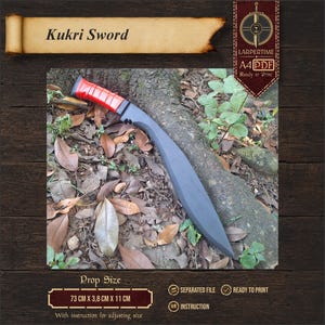 Pode incluir: Um acessório de espada Kukri com uma lâmina curva preto fosco e um cabo vermelho brilhante. O texto na imagem inclui Kukri Sword, LARPERTIME, A4 PDF e Prop Size 73 cm x 3,8 cm x 11 cm. O design inclui ícones para arquivos separados, pronto para imprimir e instruções.