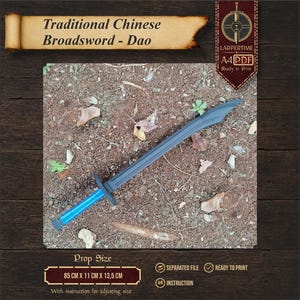 Op de afbeelding: Een zwart en blauw rekwisiet-breedzwaard met een gebogen lemmet en een recht handvat. De tekst op de afbeelding luidt Traditional Chinese Broadsword - Dao, Larpertime, A4 PDF en Prop Size 85 cm x 11 cm x 13,5 cm met instruction for adjusting size.