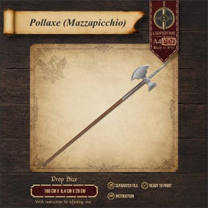 Könnte beinhalten: Eine digitale Illustration einer Pollaxe Mazzapicchio mit einem langen Holzschaft und einem silbernen Metallkopf, der eine Axtklinge und einen Dorn aufweist. Das Dokument enthält den Text Pollaxe Mazzapicchio, LARPERTIME, A4 PDF und Prop Size 180 cm x 8.4 cm x 28 cm.