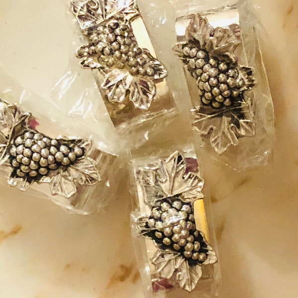 Grape napkin Rings, silver plated items from the 90’s. Set of 4 in Original Box. Free shipping