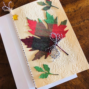 Carte de voeux MAPLE LEAF. Thème de l'automne avec breloque souvenir feuille d'érable. Livraison gratuite à partir du Canada