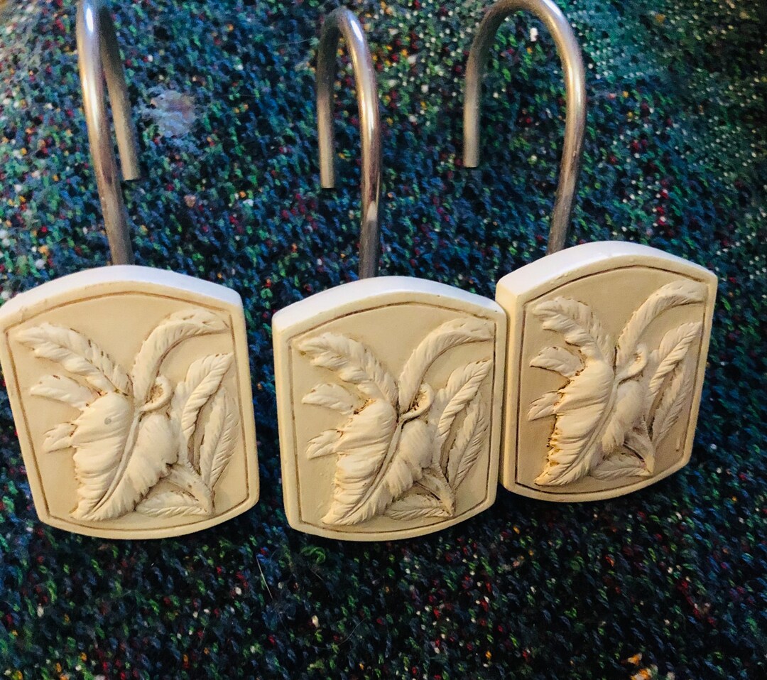 Vintage Shower Curtain Hooks, Leaf Design. Beige Resin. Very Good