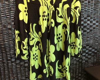 VINTAGE WOMENS Top   beautiful vivid lime green on black  size small Excellent condition  14.99  includes FREE Shipping