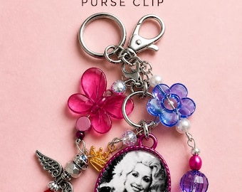 Llavero de Dolly Parton, clip para bolso, accesorio para coche. Adornado con dije de ángel y dije de guitarra. Dolly en marco de fotos. HECHO A MANO. Envío desde Canadá.