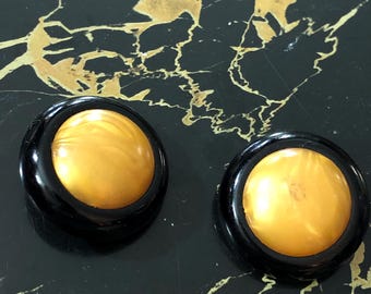 Vintage Clip on EARRINGS  black and caramel. Good vintage condition FREE SHIPPING