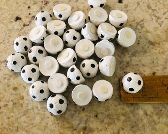 12 balones de fútbol con una cara adhesiva. Ideales para manualidades. Completamente nuevos. Envío desde Canadá.