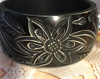 VINTAGE CARVED LUCITE large cuff bangle, beautiful detail, from the 1970's. Glossy surface. Free Shipping
