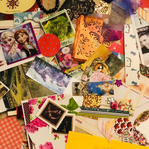 LOT DE PAPIER SURPRISES Plus de 100 morceaux de papier inhabituels, des pages de magazines, des formes découpées. Pages vives et lumineuses pour toutes sortes de créations en papier
