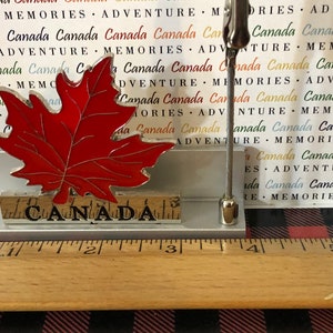 porte-cartes de visite souvenir vintage du Canada en forme de feuille d'érable avec petit support à clip. Du milieu des années 80. État neuf
