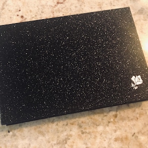 LANCÔME Ögonskugga- och Rougepalett. Glamorös. Svart metallic etui. Begränsad upplaga. 9 ögonskuggor och 2 rouge. Skickas från Kanada.