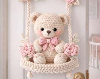 Patrón de estante colgante con forma de rosa y osito de peluche de ganchillo, decoración de puerta amigurumi (descarga en PDF)