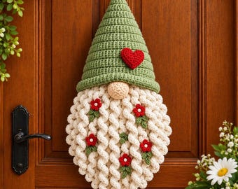 Patrón de gnomo de ganchillo para colgar en la puerta, barba de trenzas, gorro verde salvia (descarga en PDF)