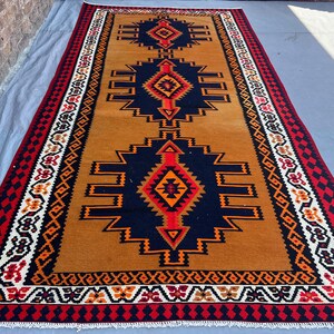 Tapis de couloir turc vintage 158 x 314 cm, noué à la main, couleur rouille et marine, motif tribal à triple médaillon, style bohème, idéal pour un couloir, une entrée ou toute autre pièce de décoration.