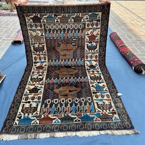 Samlartextil för krig, 1,2 x 2,1 m, vintage afghansk baluchkrigsmatta, mörkbrun handknuten ull, stridsvagnsgevär, militär bildlig tribal väggbonad