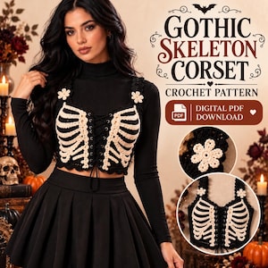 Op de afbeelding: Een zwart gehaakt korset met een crèmekleurig ribbenkastontwerp, vetersluiting aan de voorzijde en kleine bloemaccenten op de bandjes. Tekst: GOTHIC SKELETON CORSET CROCHET PATTERN DIGITAL PDF DOWNLOAD.
