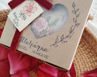 Handmade Lavender and Rose Scented Heart Sachet, Embroidered Linen Floral Pillow, Natural Essential Oil Wardrobe Freshener, Gift Boxed