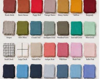 Peut inclure: Une collection d'échantillons de tissu carrés disposés en grille, présentant une grande variété de couleurs unies incluant des jaunes, bruns, rouges, verts, bleus, roses, gris et noir, ainsi que des motifs rayés et à carreaux avec étiquettes.
