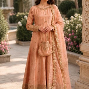 Conjunto de pishwas de seda color rosa melocotón adornado con dupatta de organza y potli / Vestido de novia pakistaní / Anarkali para fiestas