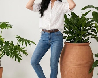 White Floral Embroidered Blouse with V-Neck – Short Sleeve Vintage Lace Top for Everyday Wear