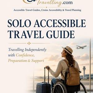 以下が含まれることがあります： AccessibleTravelling.comによる「SOLO ACCESSIBLE TRAVEL GUIDE」というタイトルの旅行ガイド。表紙には、バックパックとキャリーケースを持ち、空港の窓から離陸する飛行機を眺める車椅子の人物が描かれています。
